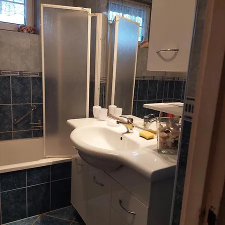 Takacs-haz Денешдиаш